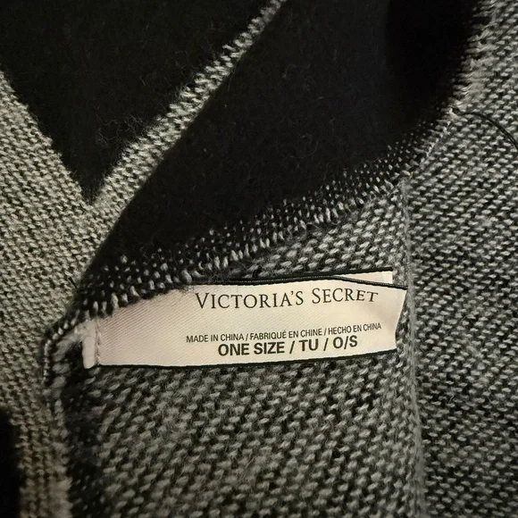 Victoria's Secret Black cozy blanket - Picture 3 of 5